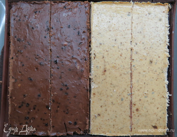 Сборка: аккуратно извлечь чизкейки из форм за концы фольги, уложив на широкую разделочную доску. Разрезать обе части чизкейков пополам по длинной стороне формы. Подложку обернуть пищевой пленкой. На подложку переложить первую часть чизкейка на темном шоколаде при помощи широкой спатулы. На него, также с помощью спатулы, выложить белую часть чизкейка с орехово-карамельной пудрой. Повторить еще раз с такой же очередностью. Обернуть получившуюся конструкцию в два слоя пищевой пленки, слегка прижав верх торта при помощи плоской доски или тарелки. Убрать в холодильник минимум на 12 часов.