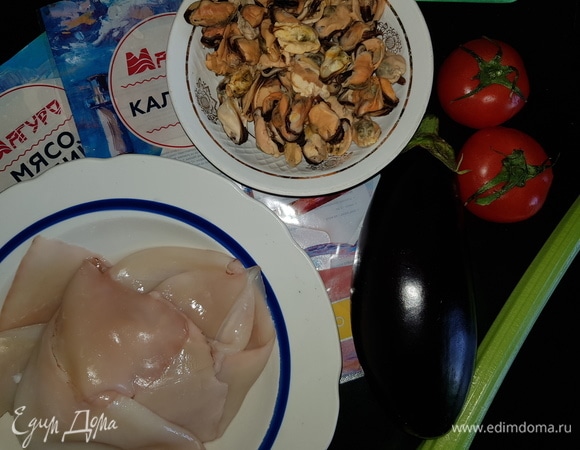 Овощи помыть, обсушить бумажным полотенцем. Баклажан почистить от шкурки и нарезать брусочками. Сельдерей нарезать тонкими полосками. Помидоры — брусочками.