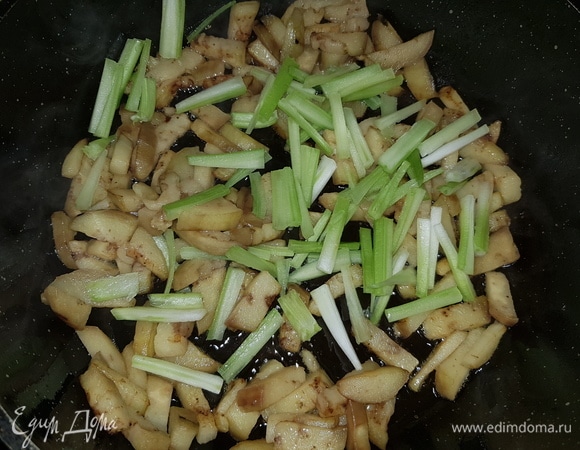 В сковороде разогреть оливковое масло, чеснок почистить и разрезать вдоль, обжарить в масле и вынуть, он нам больше не пригодится. Обжариваем баклажаны в течение 5 минут, затем добавляем сельдерей и обжариваем еще 5–7 минут.