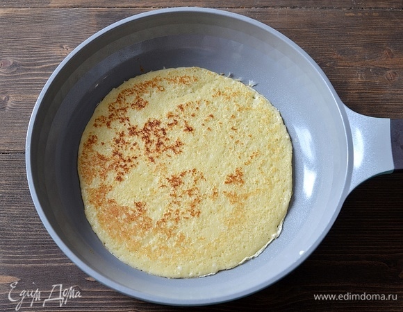 Жарьте блины, смазывая сковороду маслом.