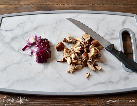 Для начинки лук и грибы нарежьте кубиком.