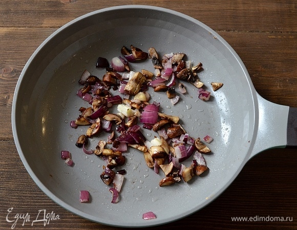 Обжарьте на сковороде с добавлением масла, посолите.