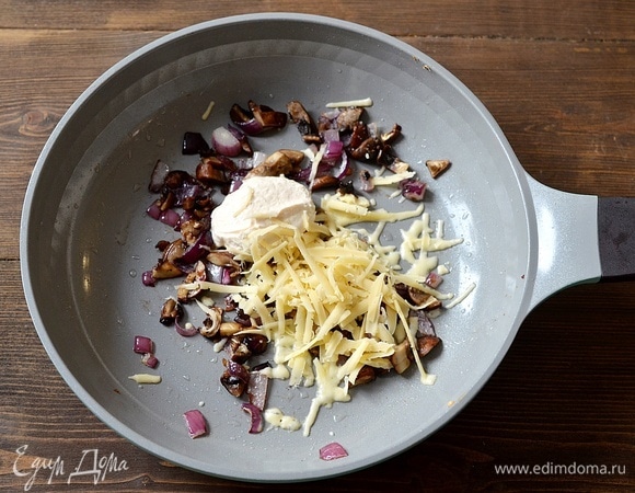 Добавьте сметану и натертый сер. Перемешайте. Начинка готова.