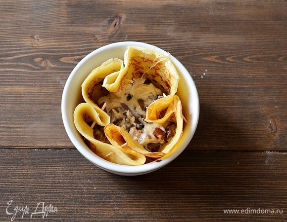 На каждый блин выложите по ложке начинки.