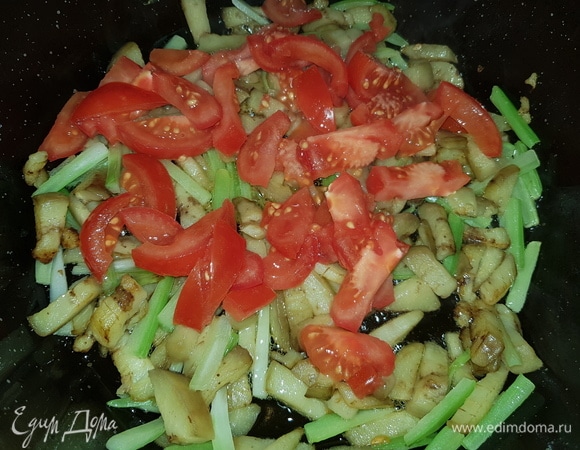 Добавляем помидоры и тушим еще 3 минуты.