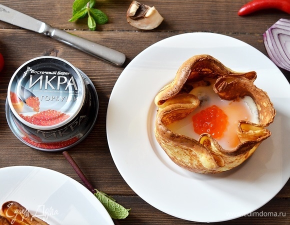 На желток выложите по ложке икры. Я использую красную икру ТМ «Восточный берег». Икра произведена на Камчатке, в меру соленая, сделана не из замороженного сырья.