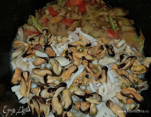 К кальмарам добавляем мидии и перемешиваем. Солим по вкусу.