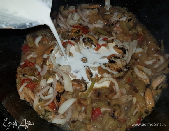Перемешиваем все, вливаем сливки и перец чили. Тушим 5 минут и выключаем.