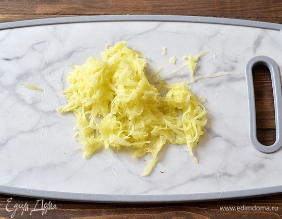 Сначала приготовим драники. Картофель почистите и натрите на терке.