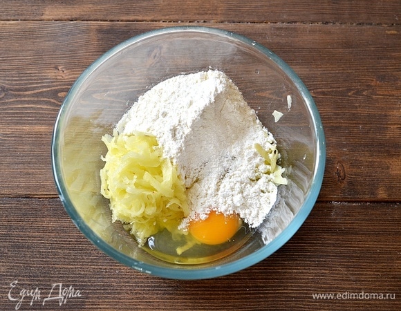 Добавьте яйцо, соль, муку.