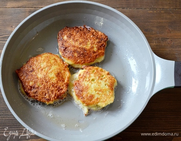 Обжаривайте небольшие блины на сковороде с маслом.