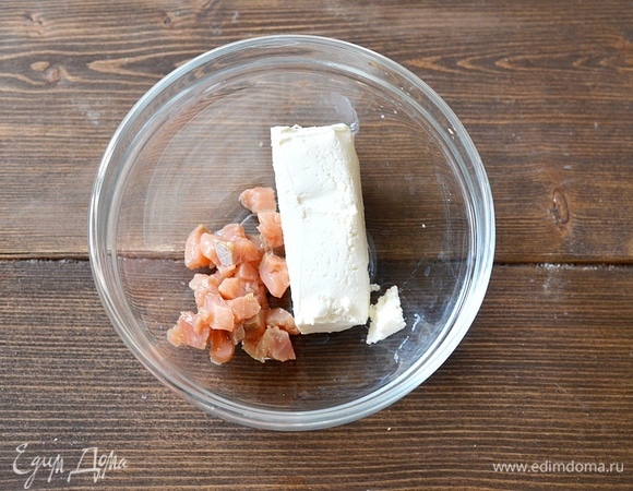 К творогу добавьте нарезанную рыбу. При желании можете добавить немного майонеза или сметаны для более нежного вкуса.