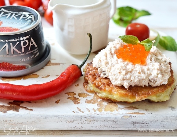 Подавайте драники с икорным муссом.