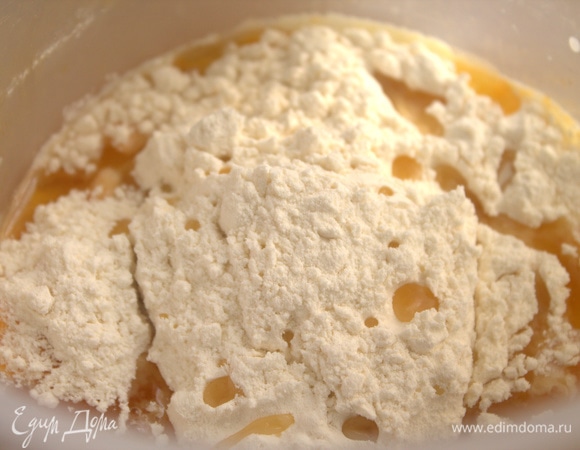 Налить теплое молоко с растопленным маслом и всыпать сухой состав + растительное масло.