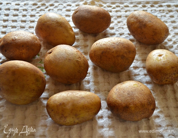 Нам потребуется хороший ровный картофель небольшого размера. Тщательно его помойте и просушите на полотенце. По всей поверхности картофеля сделайте равномерно несколько проколов с помощью деревянной шпажки либо толстой иглы.