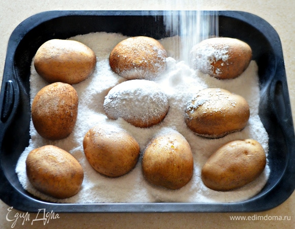 Сверху посыпьте оставшейся солью (еще 0,5 пачки).