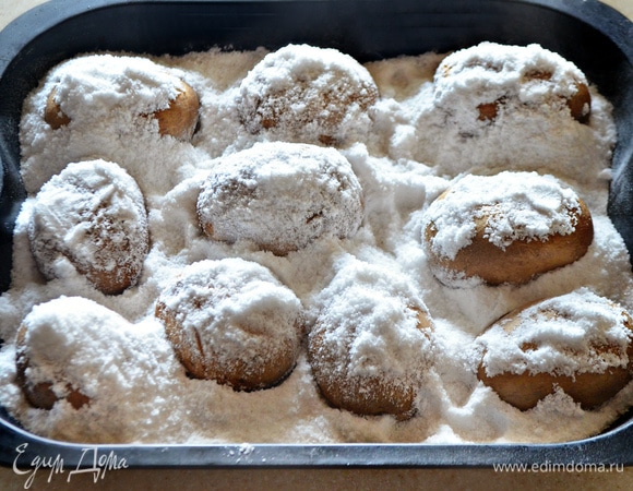 Запекайте картофель около 1 часа, пару раз переворачивая его. Готовность проверяйте с помощью шпажки. В зависимости от сорта и размера картофеля может потребоваться немного больше времени для запекания.