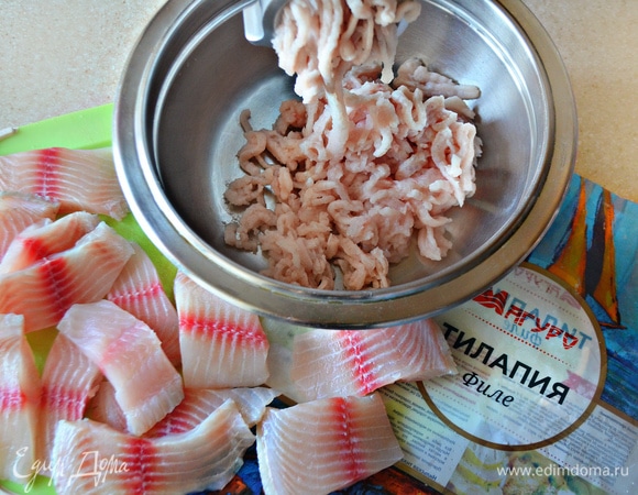 Затем нарежьте филе на небольшие кусочки и проверните через мясорубку (мелкое отверстие).