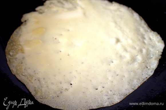 Налить тесто (неполный половник) на раскаленную сковороду с маслом (если требуется).