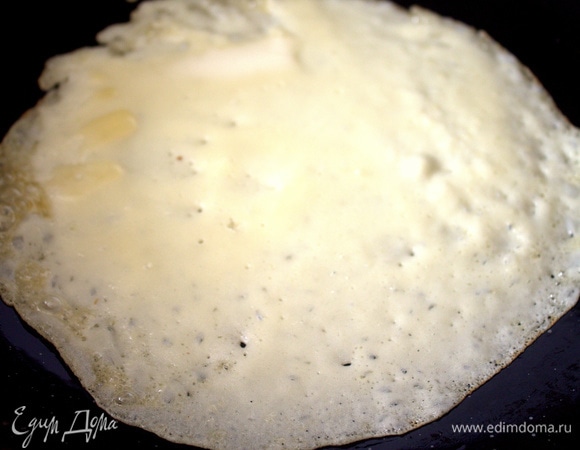 Налить тесто (неполный половник) на раскаленную сковороду с маслом (если требуется).