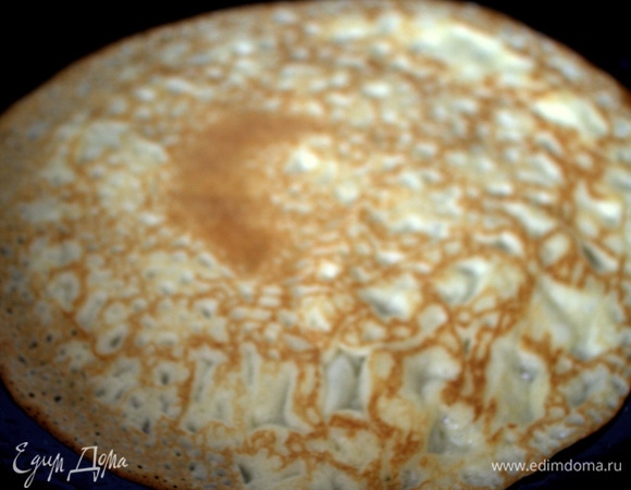 Выпекаем тонкие блинчики средней обжарки.