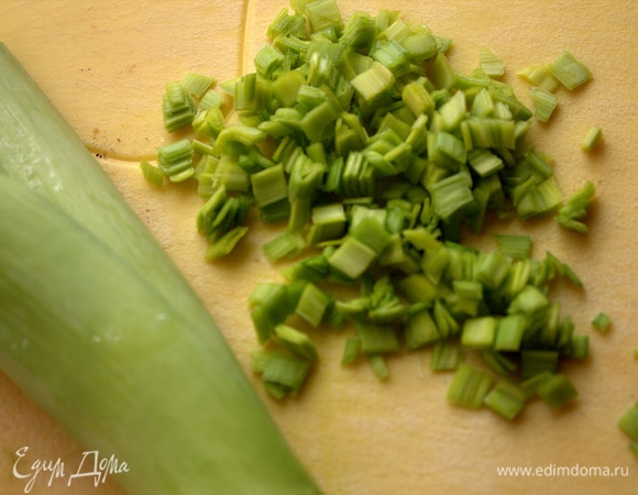 Для начинки нарезать лук-порей или зеленый лук.