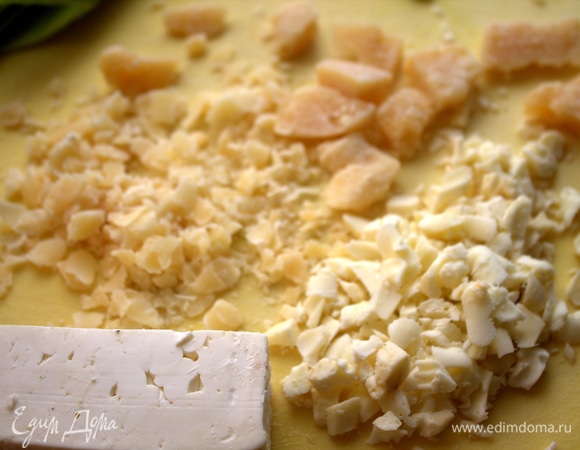 Натереть пармезан (литовский) и брынзу.