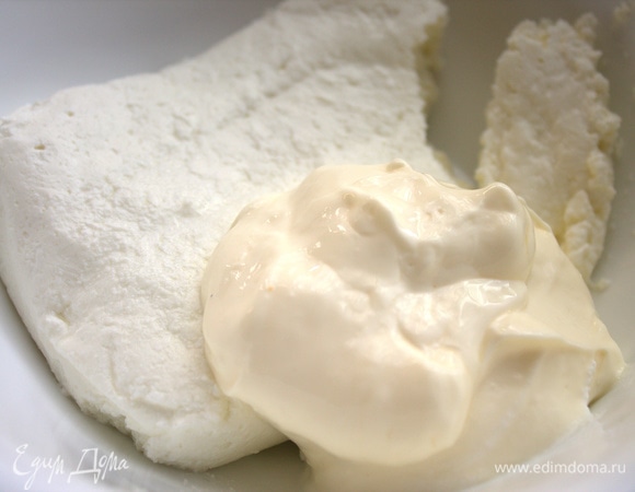 В творог добавить плавленый сыр. Если творог крупинками, то его надо взбить.