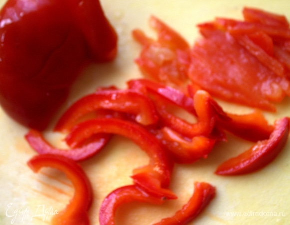Немного маринованной паприки для пикантности.