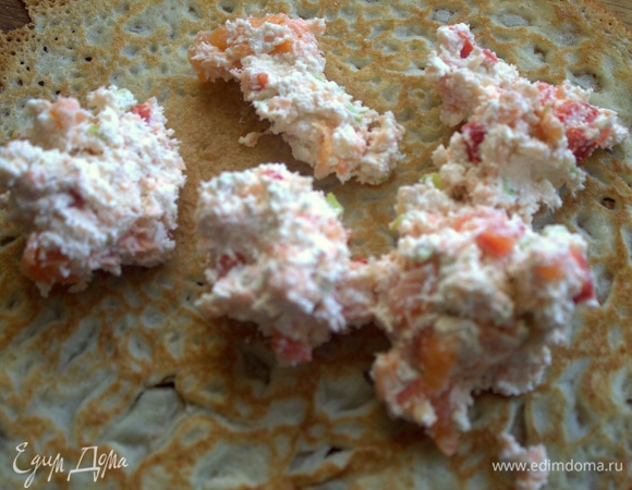 На блинчик кладем начинку.