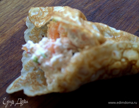 Его свернула кулечком, положила внутрь начинку. Еще одна идея, как оформить подачу.