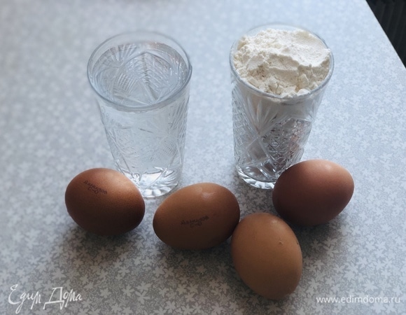 Готовим булочки: приготовьте стакан воды, стакан муки, 4–5 яиц.