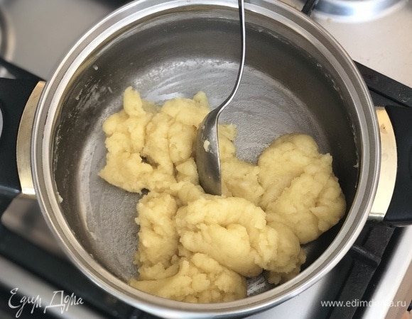 Тесто начнет собираться в комок.