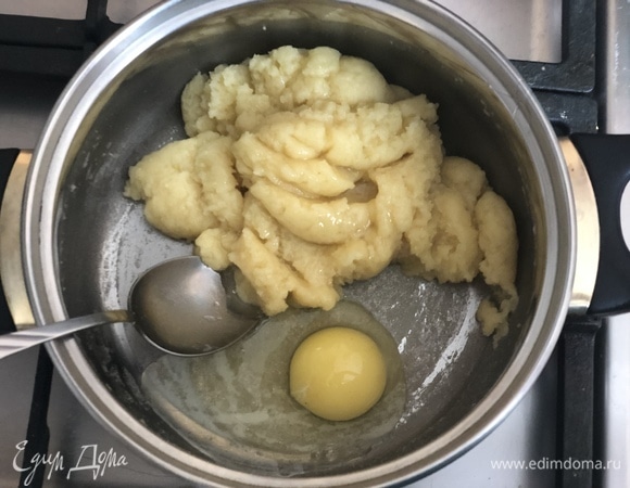 Затем снять кастрюлю с огня и добавлять яйца (по одному), тщательно размешивая. Не дать яйцам свернуться!