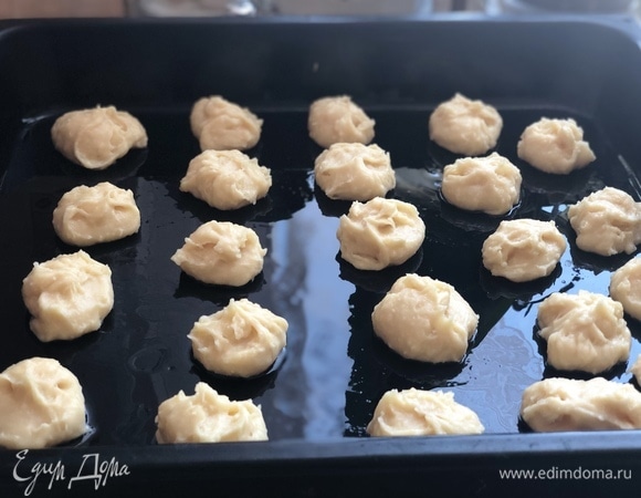 Готовое тесто разделить на небольшие булочки, выложить их на противень, слегка смазанный маслом, на расстоянии 3–4 см одна от другой.
