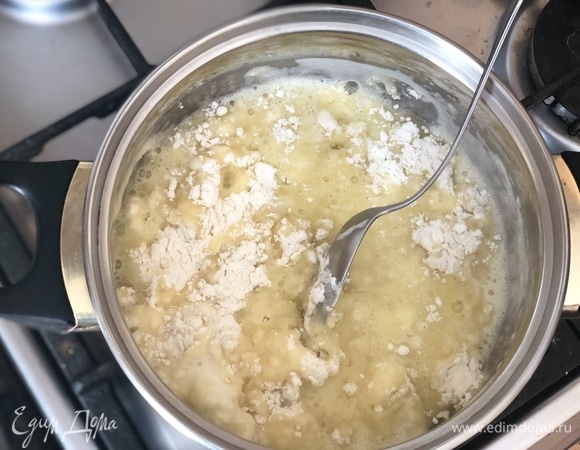 Размешать и на слабом огне проварить 2–3 минуты, помешивая.