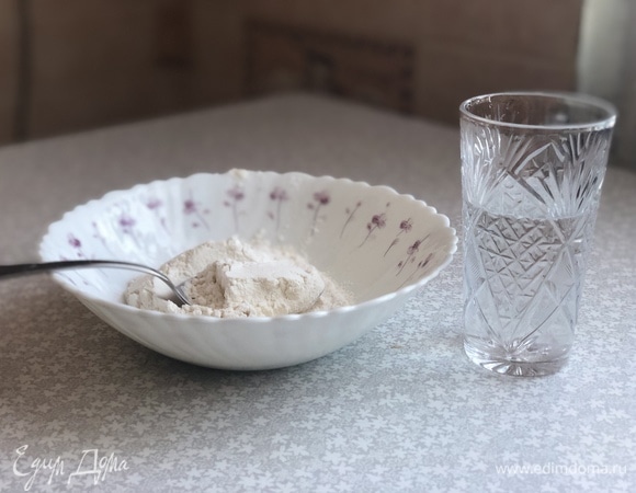 Готовим «лебединые шеи». Смешать воду с мукой. Замесить тесто.