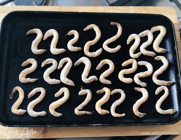 Готовые трубочки (шеи) вынуть из духовки и остудить.