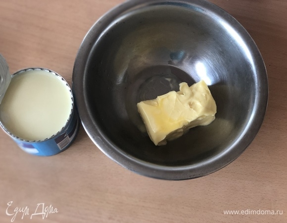 Готовим творожно-сливочный крем. Берем сливочное масло, добавляем банку сгущенного молока.