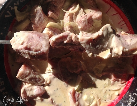 По окончании времени маринования нанизываю кусочки мяса на шампур.