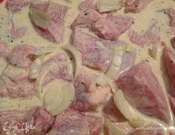 Беру хорошее свежее мясо — свиную вырезку (можно антрекот), нарезаю на порционные кусочки. Добавляю соль, перец, тмин. Хорошо перемешиваю, даю постоять 10 минут. Тем временем чищу лук, нарезаю полукольцами. Яблоки нарезаю мелкими кубиками. Добавляю к мясу лук и яблоки, перемешиваю. Заливаю все сливками, накрываю пленкой и ставлю в холодильник. Можно жарить спустя 1,5–2 часа. Если есть возможность, замаринуйте заранее и поставьте в холодильник на ночь.