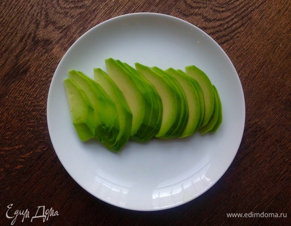 Почистить от кожуры, нарезать дольками.