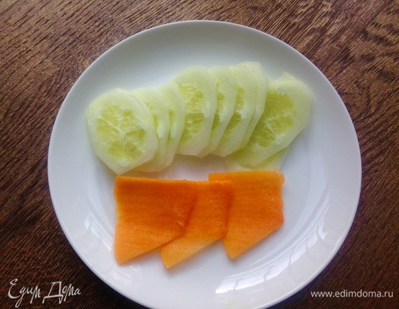 Так же нарезать огурец и морковь.