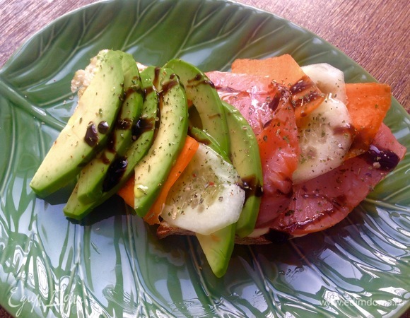 Семгу, овощи и авокадо кладем на хлеб, поливаем оливковым маслом и бальзамическим кремом. Приятного аппетита!