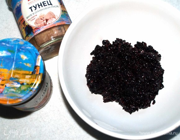 Черный рис приготовить заранее. Яйца заранее отварить, остудить, очистить, разрезать на несколько частей. Помидоры черри разрезать на две или четыре половинки. Руколу промыть, дать стечь воде.