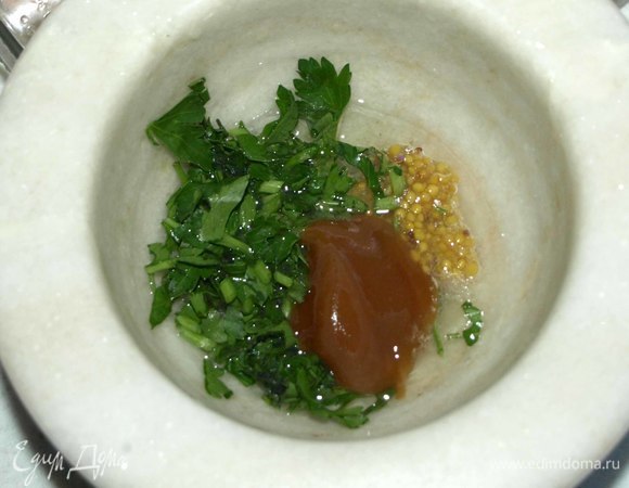 В отдельной посуде смешать все ингредиенты для заправки.