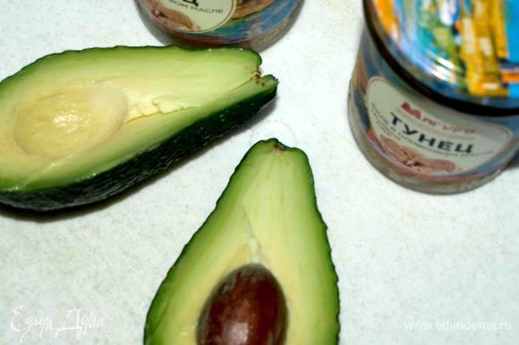 Из авокадо извлечь косточку, очистить от кожуры и нарезать пластинами.
