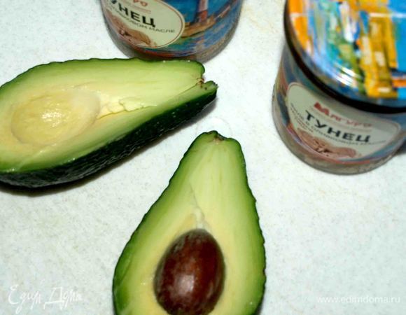 Из авокадо извлечь косточку, очистить от кожуры и нарезать пластинами.