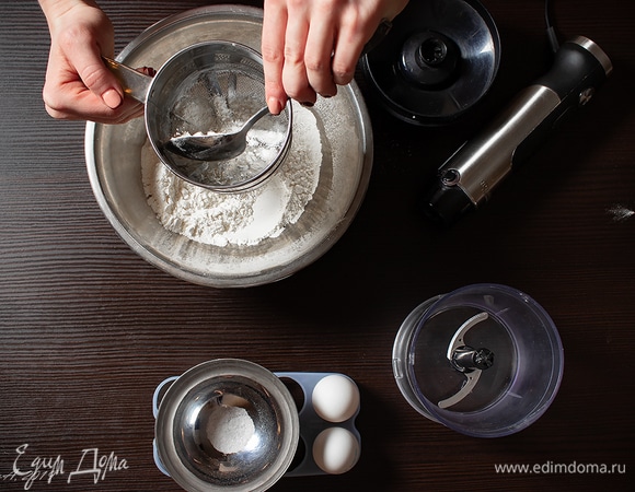 Паста готовится очень просто. Муку я беру высшего сорта (в идеале помола 00). Обязательно несколько раз просейте.