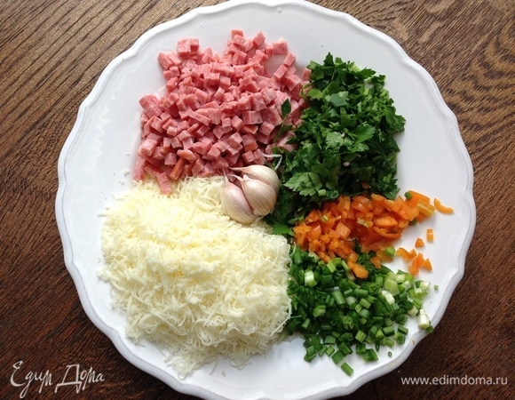 Нарезать мелко салями, натереть сыр, нарезать петрушку, лук, перец чили.